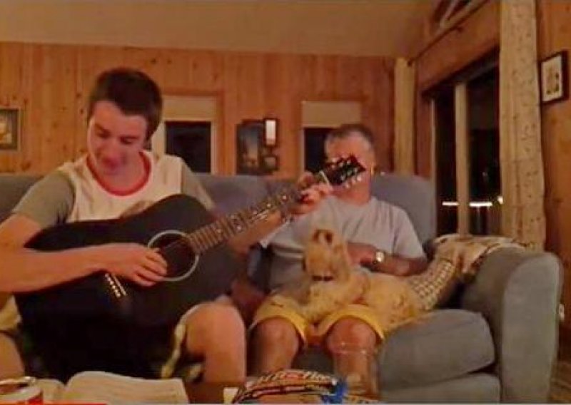 Poslušajte psića kako pjeva uz gitaru