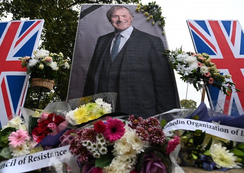 Ubojica britanskog parlamentarnog zastupnika optužen za ubojstvo i terorizam, ali motiv napada ostaje nepoznat
