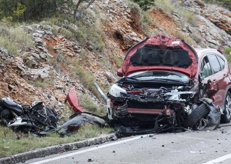 [FOTO/VIDEO] U sudaru dvaju automobila i motocikla poginula jedna osoba