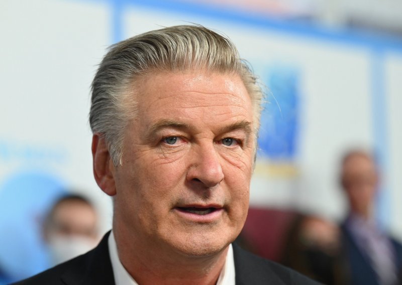 Velika tragedija na filmskom setu: Alec Baldwin pucao iz rekvizita, poginula direktorica fotografije, a redatelj ranjen