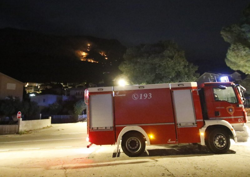 Veliki požar još uvijek je aktivan u Bristu, jugo stvara dodatne probleme