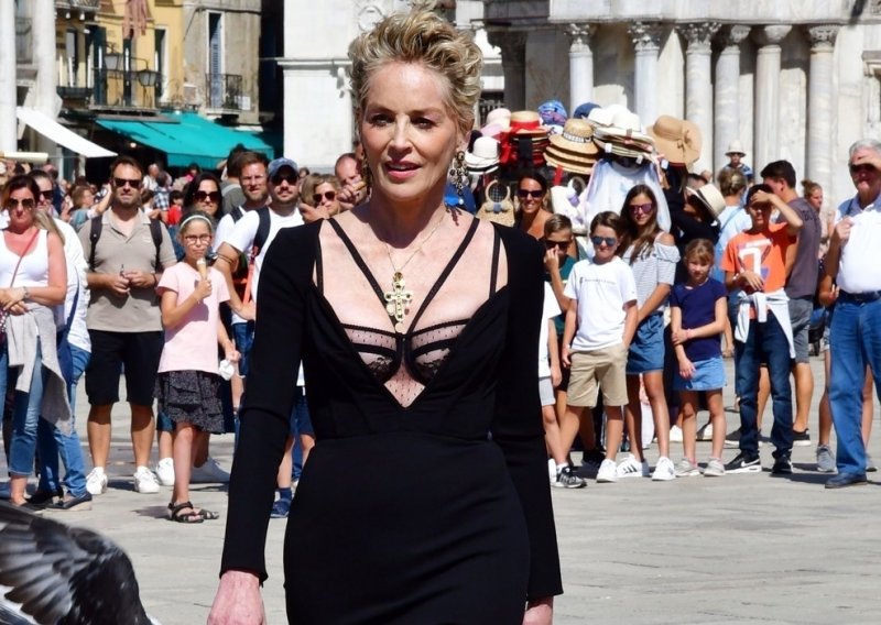 Prizor koji se ne zaboravlja: Tko god je vidio Sharon Stone u ovoj crnoj haljini ostao je bez riječi
