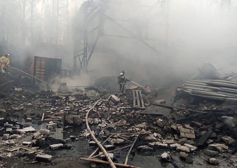 Poginulo 16 osoba u eksploziji i požaru u ruskoj tvornici baruta i kemikalija