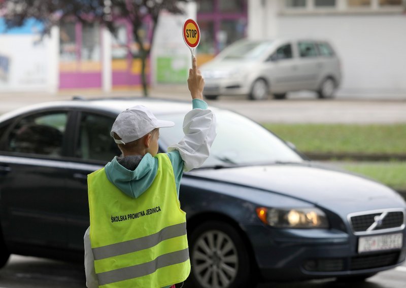 Dvoje djece lakše nastradalo u Istri: Jedno je nakon naguravanja palo na cestu te ga je udario kombi dok je za ozljedu drugog kriv neodgovoran roditelj