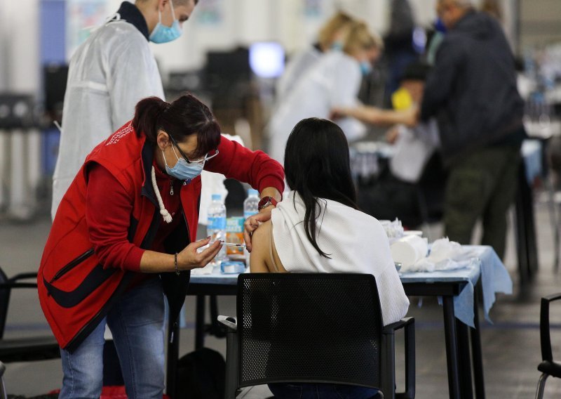 Slovenska vlada želi nagraditi liječnike za cijepljenje, neki se pitaju koliko je to etično