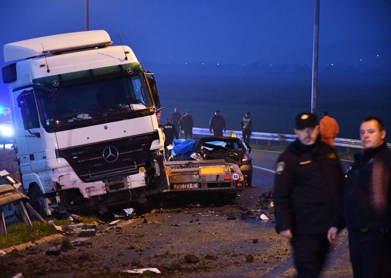 [FOTO/VIDEO] Strašna nesreća u Okučanima: Sudarili se kamion i automobil, poginule tri osobe