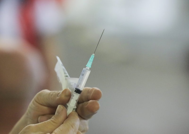 Njemačka razmatra obvezno cijepljenje za njegovatelje u domovima