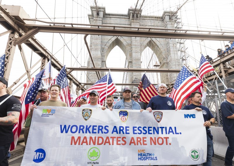Vatrogasci izašli na ulice New Yorka protiv obveznog cijepljenja