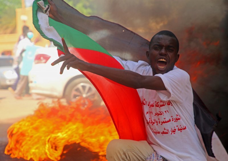 [FOTO] Liječnici i državni službenici pozivaju na opći štrajk nakon vojnog puča u Sudanu
