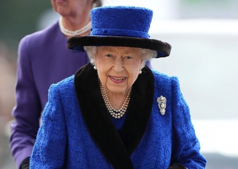 Johnson: Kraljica Elizabeta je 'u vrlo dobroj formi', ali izbjegava posjete iduća dva tjedna