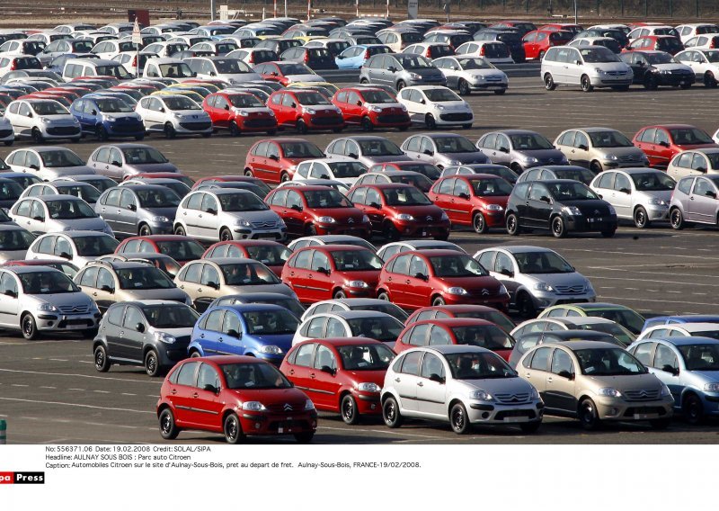 Pad potrošnje najveći u trgovini automobilima