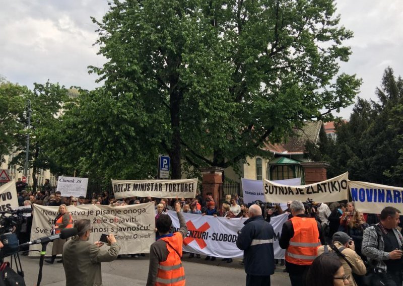 Novinari pod Hasanbegovićevim prozorom tražili njegovu ostavku