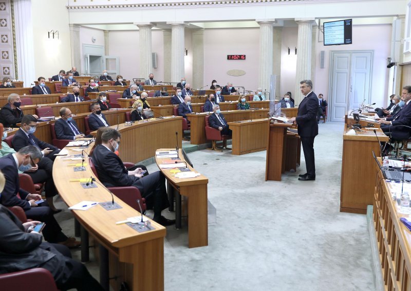 [FOTO/VIDEO] Plenković predstavio izvještaj o stanju nacije i najavio povećanje minimalca. Grbin mu odgovara: Na sat vremena smo otputovali u Švicarsku ili Norvešku