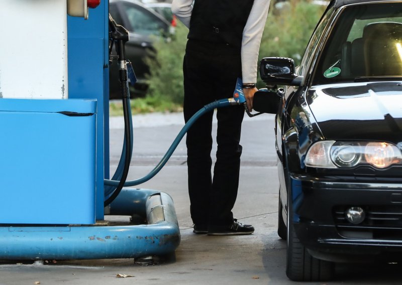 Vlada danas odmrzava cijene goriva, od sutra nove cijene