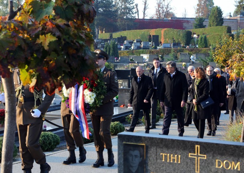 [FOTO] Plenković položio vijence i zapalio svijeće uoči blagdana Svih svetih na Mirogoju, građane zbog epidemije pozvao na oprez kod obilaska grobova najmilijih