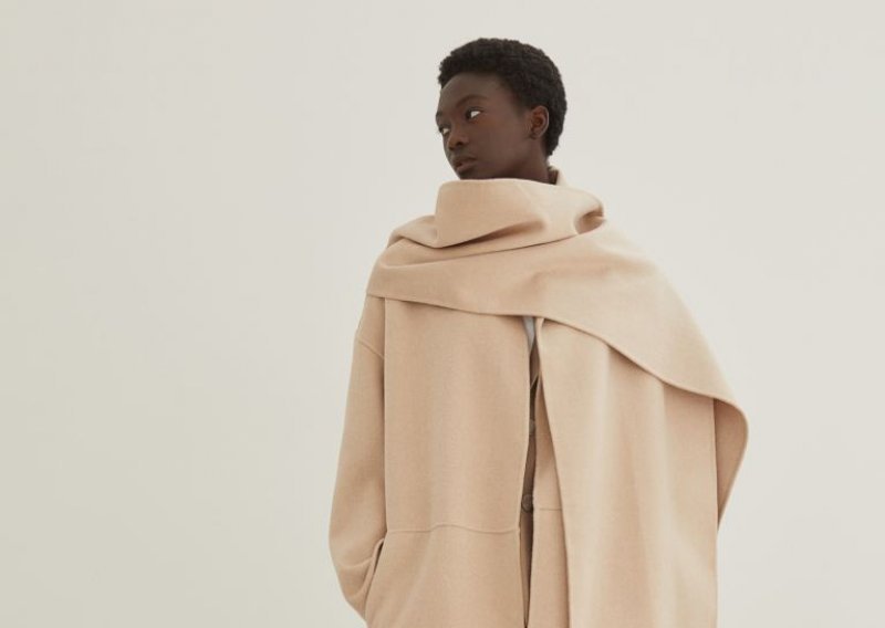 Ovaj kaput iz H&M-a izgleda kao da je djelo nekog razvikanog dizajnerskog brenda