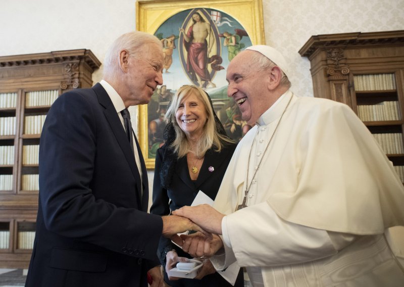 Biden neočekivano dugo s Papom dok traje rasprava o abortusu u SAD-u