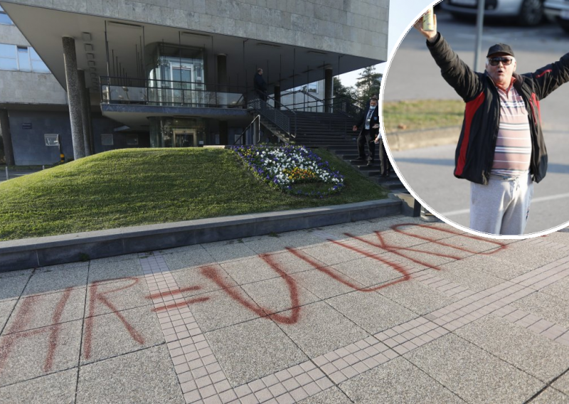 [FOTO] Muškarac revoltiran uklanjanjem murala došao pred Gradsku upravu i pisao sprejem