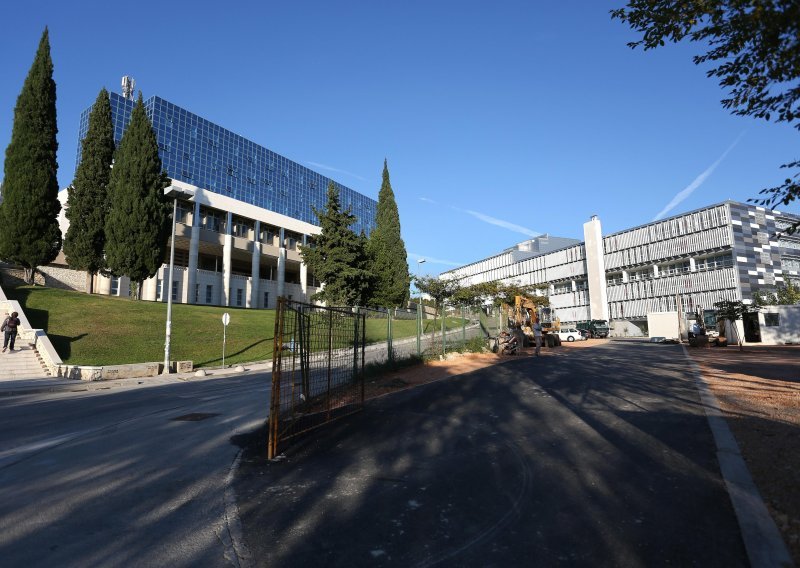 Policijska intervencija na splitskom fakultetu: Žena ušla bez maske, odbila napustiti zgradu pa ju svladala policija