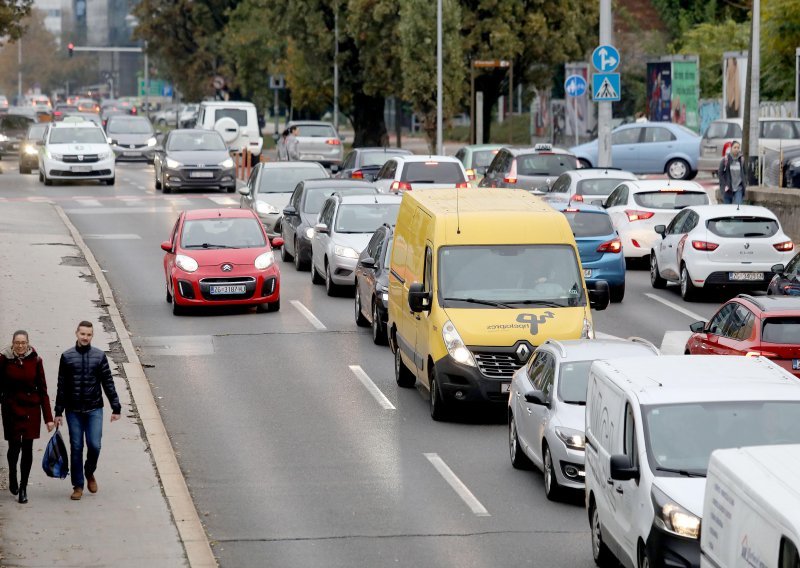 HAK: Od 1. studenog do 31. ožujka i danju obavezna dnevna ili kratka svjetla