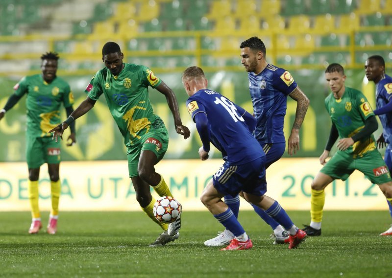 [VIDEO/FOTO] Istra 1961 srušila Lokomotivu; gosti si zabili autogol iz penala! Da, i to je moguće...