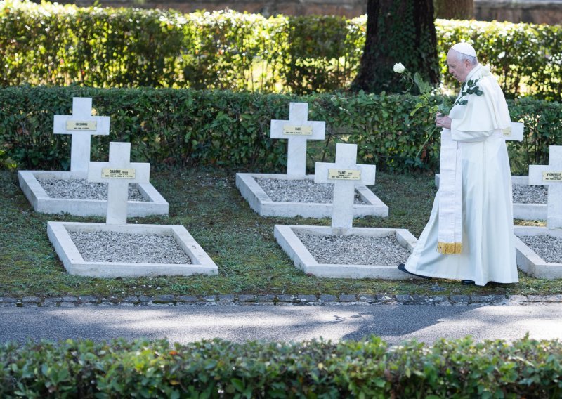 Papa na vojnom groblju poručio proizvođačima oružja: 'Stanite!'