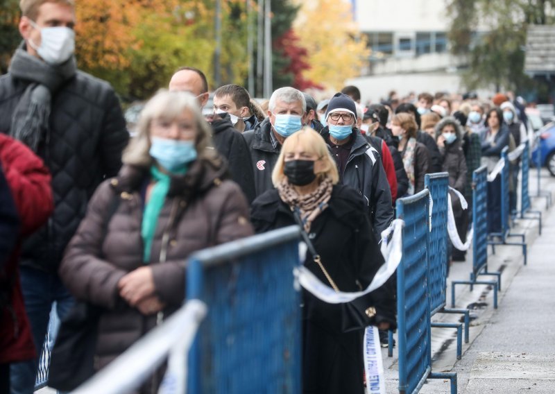 [FOTO] Velika gužva za cijepljenje na Zagrebačkom velesajmu