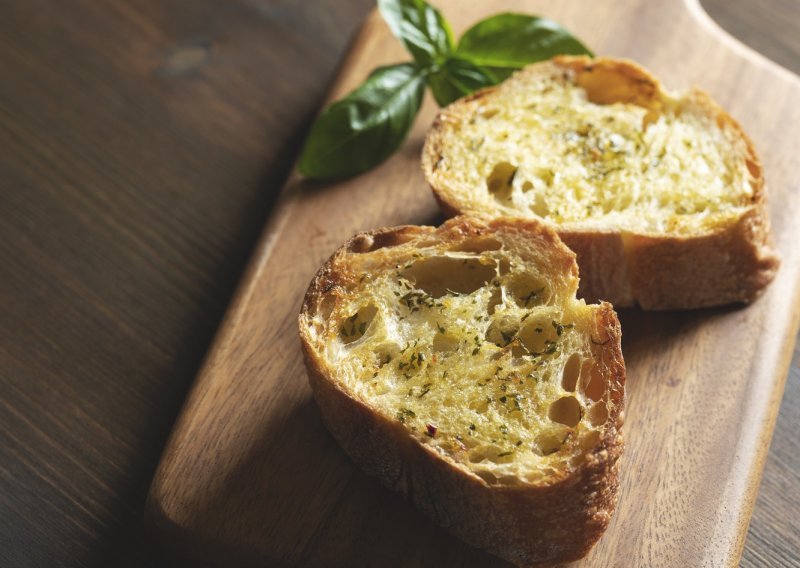 Brzo i lako: Hrskavi kruh s češnjakom zadovoljit će i one s najizbirljivijim nepcem