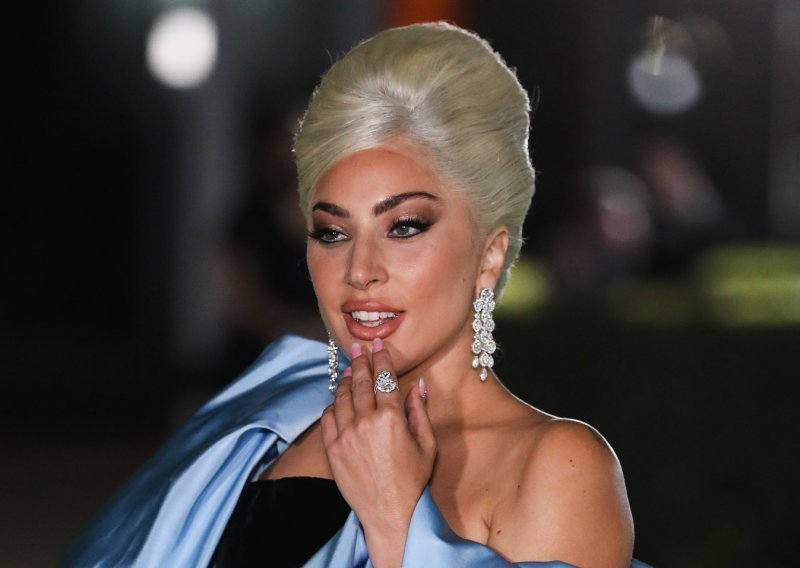 Lady Gaga krasi naslovnicu Voguea, a pozirala je i potpuno gola te pokazala brojne tetovaže na tijelu