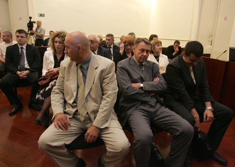 Profesor i voditeljica referade odbacili optužbe