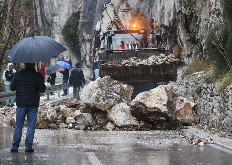 Nakon odrona kod Omiša na dionici ceste do Gata promet se odvija jednim trakom