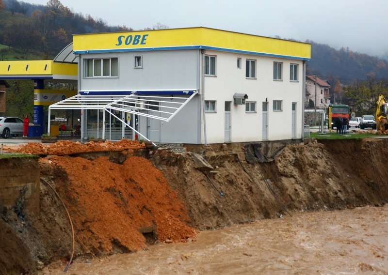 [VIDEO/FOTO] Kiše izazvale kaos u BiH: Prijeti izlijevanje Miljacke u središtu Sarajeva, dio grada pod vodom