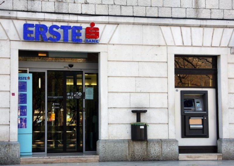 Dobit Erste banke pogođena fiksiranjem 'švicarca'