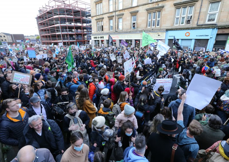 [FOTO] Tisuće ljudi na ulicama Glasgowa prosvjeduje za klimu
