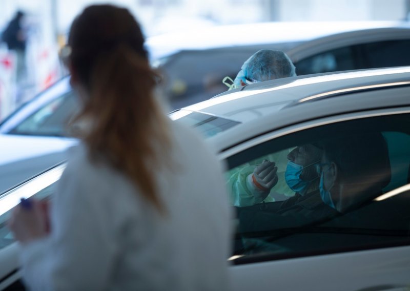 U Sloveniji svaki drugi test pozitivan, broj hospitaliziranih prešao tisuću
