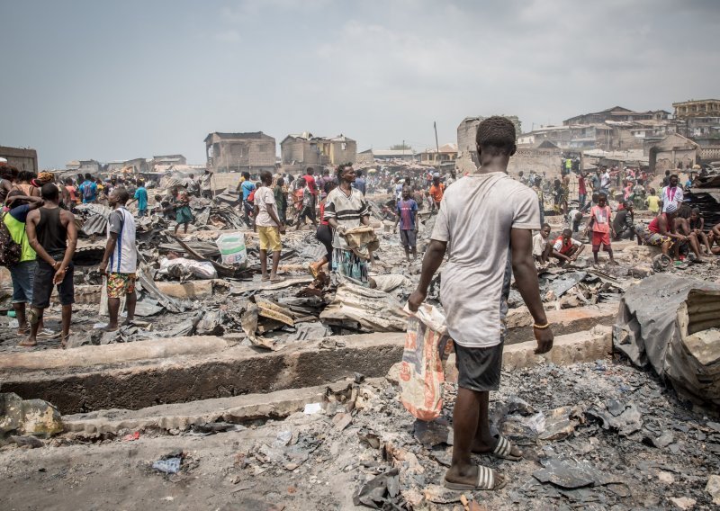 [FOTO] Eksplozija cisterne u Sierra Leoneu usmrtila 99 osoba, ozlijeđeno više od 100 ljudi