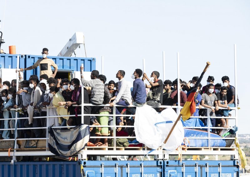 Italija dopustila pristajanje humanitarnog broda s 800 migranata