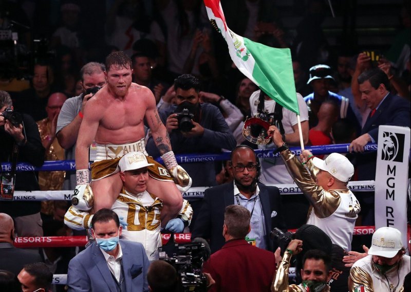 Meksikanac nokautirao suparnika, opravdao status najboljeg boksača današnjice u svim kategorijama i u svoje vlasništvo uzeo sva četiri pojasa