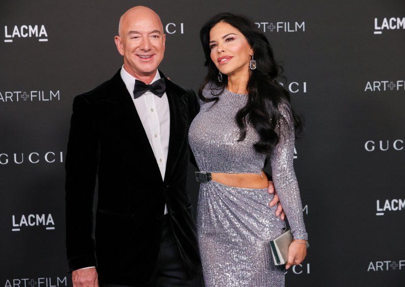 [FOTO] Najbogatiji čovjek svijeta fatalnu crnku ne ispušta iz ruku; Jeff Bezos i Lauren Sanchez snimljeni su sinoć na glamuroznoj zabavi