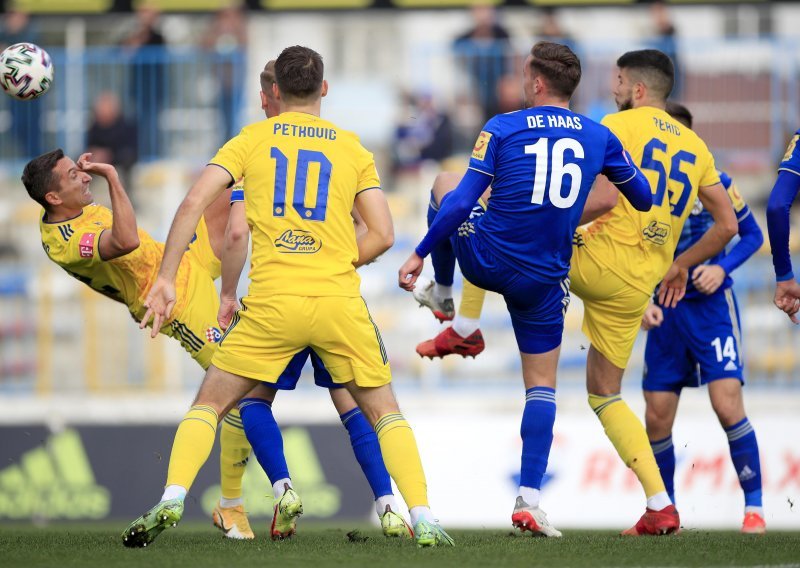 [VIDEO/FOTO] 'Lokosi' kreirali senzaciju kola i srušili Dinamo; 'Modri' promašivali zicere, nisu zabili ni iz penala, a u sudačkoj nadoknadi dokrajčio ih VAR