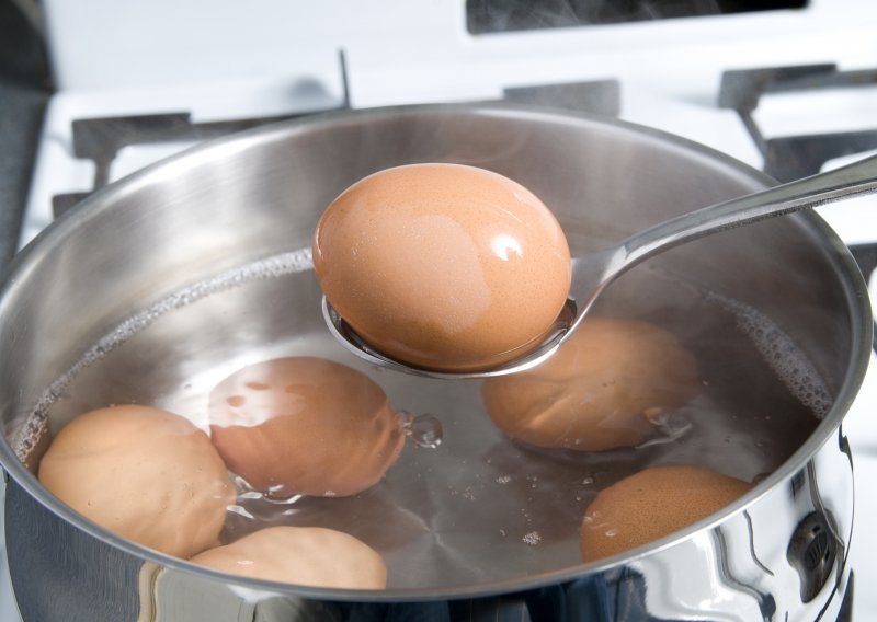 Ovo je jedini način da ogulite jaje bez muke