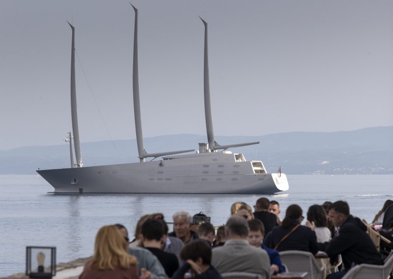 [FOTO] Pogledajte ploveću ljepoticu vrijednu tri milijarde kuna u vlasništvu ruskog milijardera koja je mamila poglede Splićana