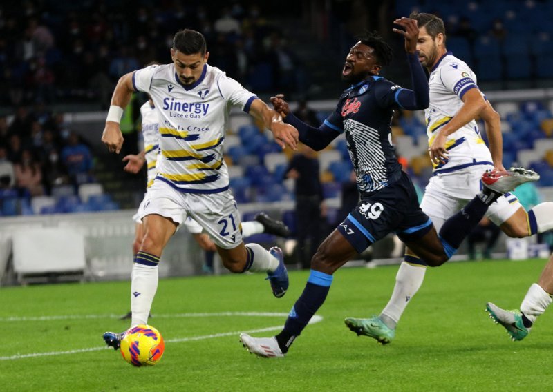 [FOTO] Igor Tudor priredio iznenađenje i zaustavio Napoli, a njegova Verona sudar u Napulju završila s devetoricom; isključen i Nikola Kalinić