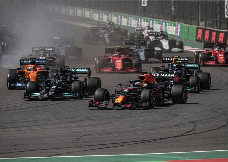 [FOTO] Kaos na startu odlučio VN Meksika! Max Verstappen majstorski iskoristio priliku i u prvom zavoju prošao bolide Mercedesa te na kraju došao do trijumfa