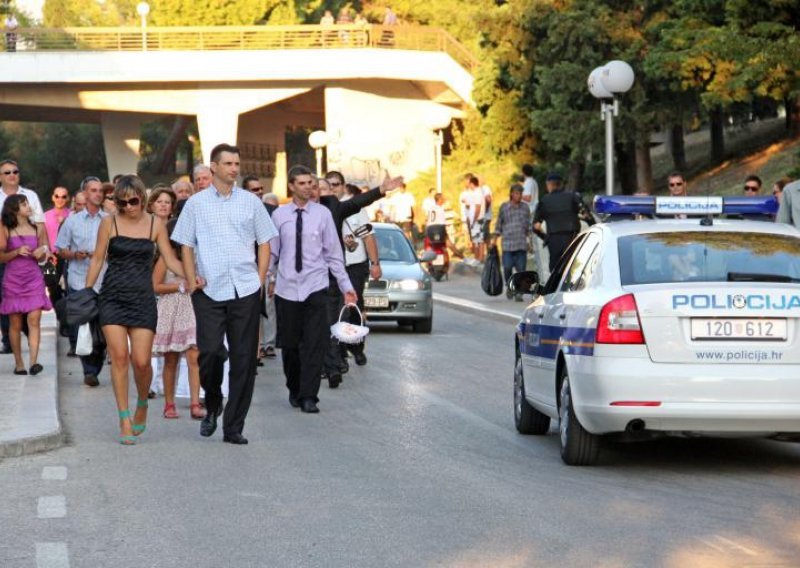 Policijske patrole u lovu na svatovske kolone
