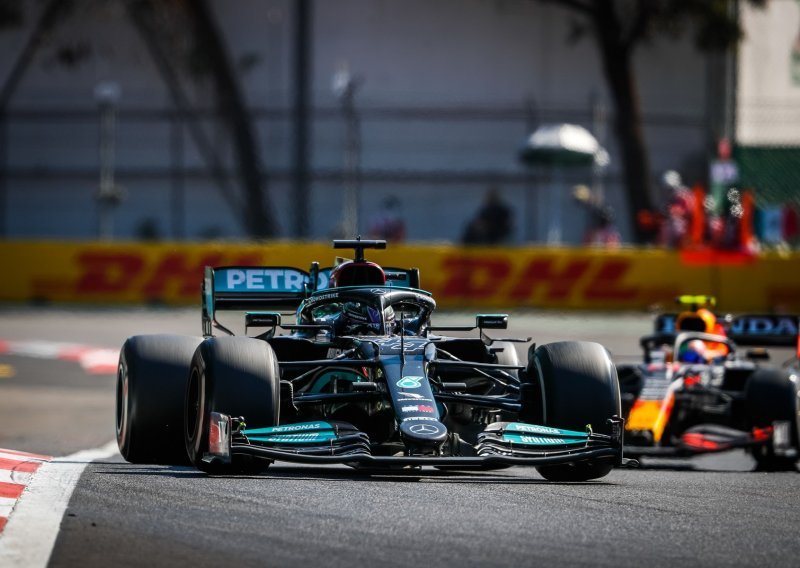 Nervoza u Mercedesu raste; razočarani Lewis Hamilton verbalno napao momčadskog kolegu zbog onoga što je napravio na startu utrke