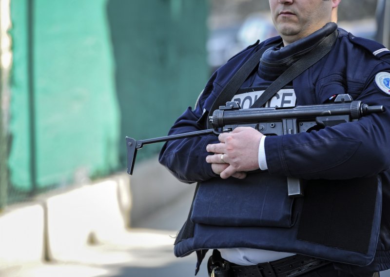 Policajac u Cannesu napadnut nožem, moguć teroristički motiv