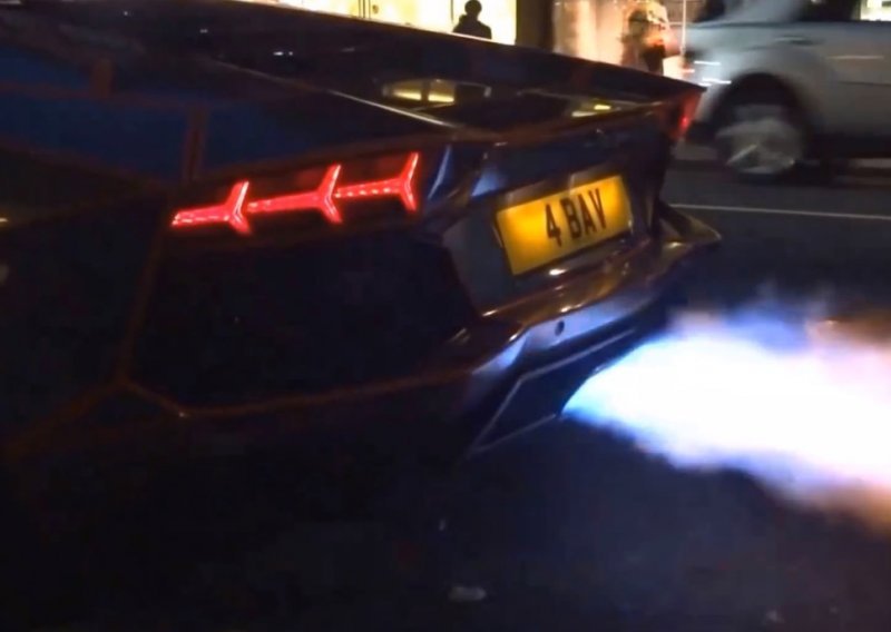 Glumio facu na ulici dok mu se Lamborghini nije zapalio