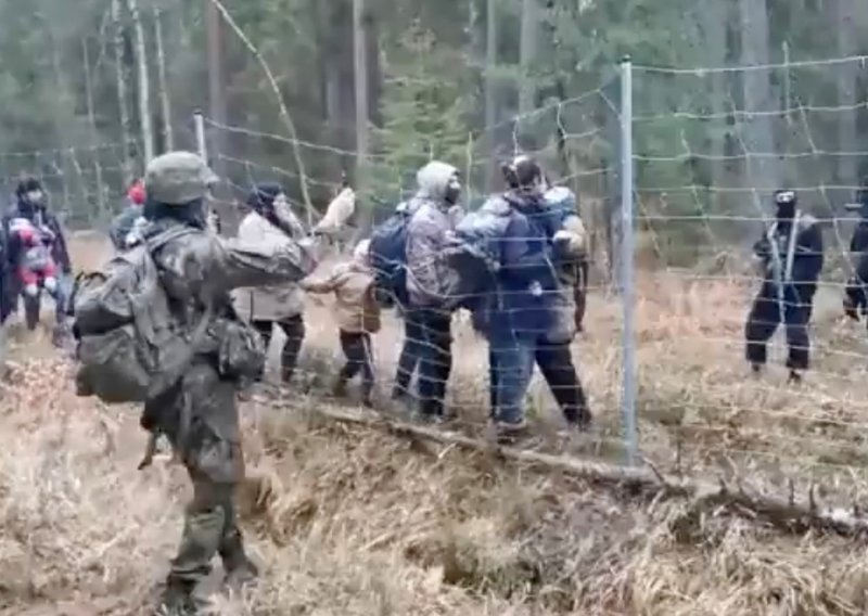 Kaos na poljsko-bjeloruskoj granici: Stotine migranata pokušavaju se probiti prema zapadu, uz povike 'Njemačka, Njemačka' napali kordone policije - drvećem!