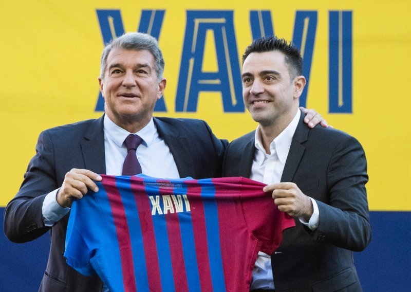 [FOTO] Xavi je dobio čast kao niti jedan trener Barcelone u povijesti; na Nou Campu ga je dočekalo više od 25.000 navijača